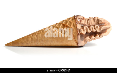 Eis in der Waffelkegel isoliert auf weißem Hintergrund Stockfoto