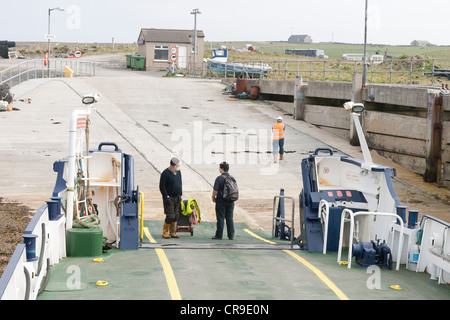 Das Tingwall Rousay Fähre Passagiere am Wyre, Orkney Inseln, Schottland Stockfoto