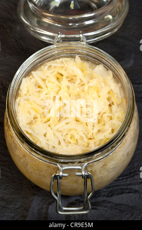 Sauerkraut im Glas Vorratsgefäß Stockfoto