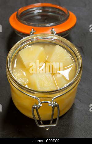 Ananas Stücke im Glas Vorratsgefäß Stockfoto