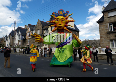 Madame Sirene Carnaval führt des zweite jährlichen St Malo Karnevals, Frankreich. Stockfoto