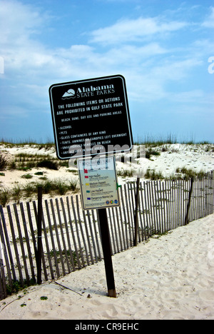 Gulf Shores Alabama State Parks Strand Düne Tag Nutzung Parkregeln unterzeichnen Meer Zustand Warnflaggen Stockfoto