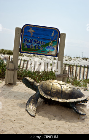 Meeresschildkröte Bronze Skulptur Ortseingangsschild Salzwasser Angelpier Gulf Shores Alabama State Park Stockfoto