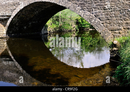 Das 18. Jahrhundert Barth Brücke überspannt den Fluss Dee in Dentdale, Cumbria, England Stockfoto