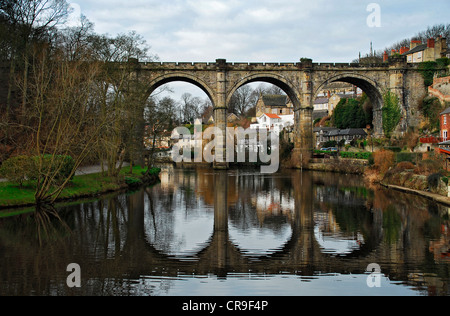 Knaresborough North Yorkshire, Viadukt, Fluss, Stadt, Kirche und weg zu Mutter Shiptons Höhle. Reflexion in der Flusses Nidd Stockfoto