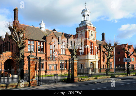 Tore & Front von Brentwood School main Backsteingebäude private unabhängige Tag & Internat Ausbildung mit Uhrturm in Brentwood, Essex England Stockfoto