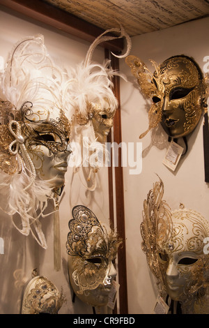 Schöne venezianische Masken zum Verkauf in einem Up-Markt Shop in der Nähe von Markusplatz entfernt Stockfoto