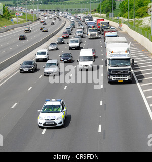 Zwei Polizisten im Polizeiauto, die langsam fahrende rollende Straßensperre auf der Autobahn M25 betreiben (möglicherweise eine Trainingsübung aus dem nahe gelegenen Polizeidepot England UK Stockfoto