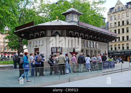 Leicester Square Clocktower Building Heimat der VVK Ticket Stand Theaterkasse Stockfoto