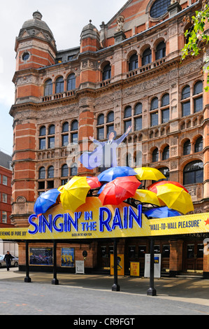 Anzeichen für Singin im Regen an der Außenseite des Palace Theatre Stockfoto