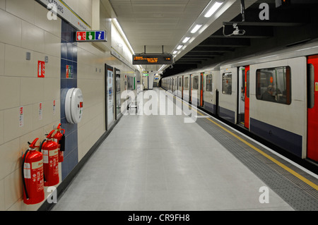 Ausrüstung und Passagier Hilfe Brennpunkt auf leere Plattform an u-Bahn-Station Blackfriars renoviert Stockfoto