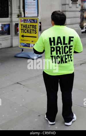 Mann trägt fluoreszierende Top Förderung der halbe Preis Theaterkarten an benachbarten Kiosk erhältlich Stockfoto