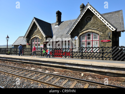 Familie wartet die Carlisle zum Settle-Zug, Dent Bahnhof, Cumbria, England Stockfoto