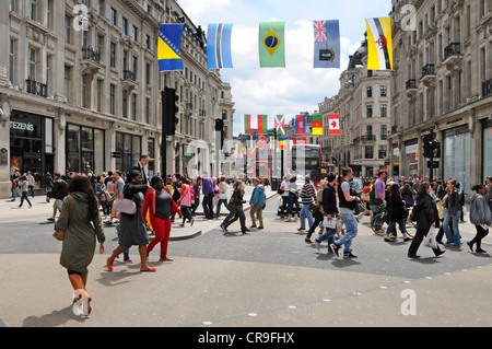 Auswahl der nationalen Flaggen aus 206 Ländern London 2012 bei den Olympischen Spielen über Regents Street Einkaufsviertel angezeigt Stockfoto