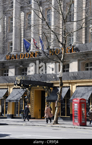 Eingang Vordach und Zeichen auf dem historischen Waldorf Hilton Hotel in London im Winter bei Aldwych London England Großbritannien Stockfoto