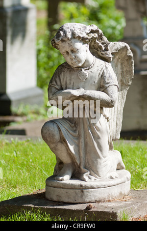 Eine Steinskulptur des kleinen Engels auf ein altes Grab, Nikolskoje Friedhof Stockfoto