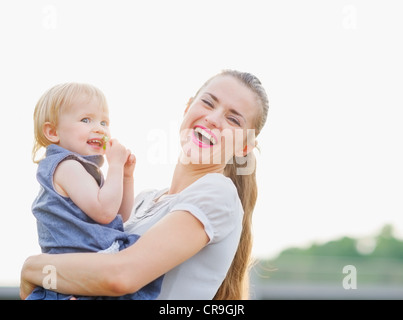 Portrait der glücklichen Mutter mit Baby Stockfoto