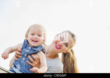 Porträt von lächelnden Mutter mit Kind Stockfoto
