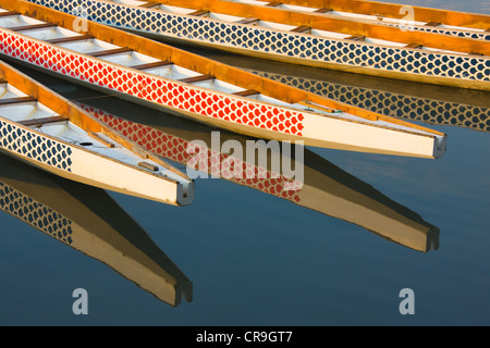 Drachenboote in der Bucht von Manila, Manila, Philippinen Stockfoto