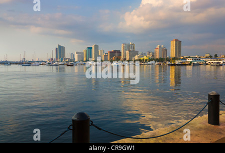 Hoch erhebt sich entlang der Küste, die Bucht von Manila, Manila, Philippinen Stockfoto