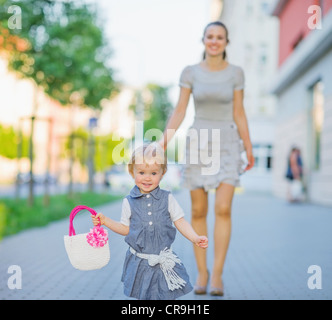 Glückliches Baby mit Mama in die Stadt zu Fuß Stockfoto