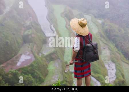 Igorot-Indianerin mit Reisterrassen der Philippinischen Kordilleren, Banaue, Ifugao Province, Philippinen Stockfoto