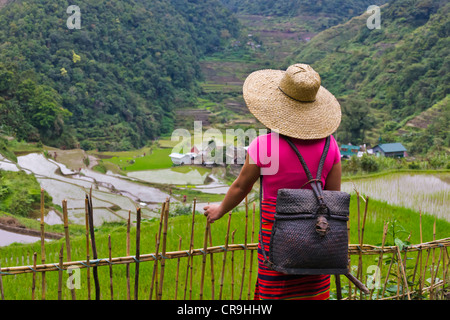 Igorot-Indianerin mit Reisterrassen der Philippinischen Kordilleren, Banaue, Ifugao Province, Philippinen Stockfoto