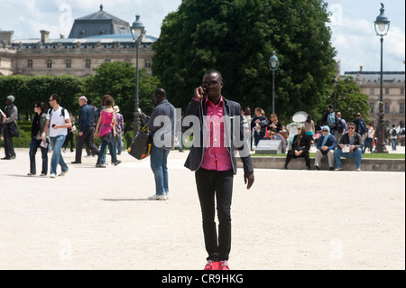 Paris, Frankreich - ein gut gekleidet elegant modische schwarzer Mann sprechen am Handy in den Straßen Stockfoto