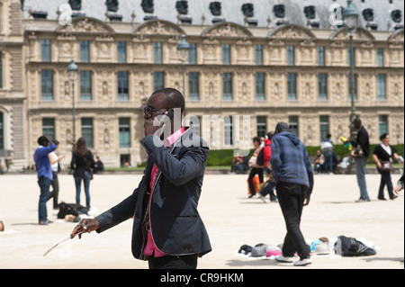 Paris, Frankreich - ein gut gekleidet elegant modische schwarzer Mann sprechen am Handy in den Straßen Stockfoto