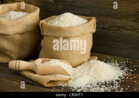 Ungekochten Reis in Jute-Tasche Stockfoto