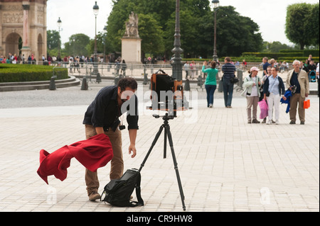Paris, Frankreich - ein Fotograf mit einer Großformatkamera im freien Stockfoto