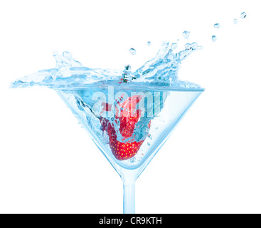 Frische Erdbeeren fiel in Glas mit Splash auf weißem Hintergrund Stockfoto