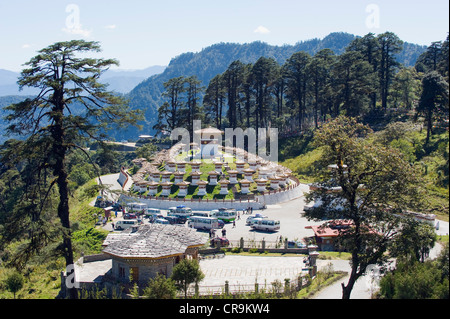 Website von 108 Chörten Baujahr 2005 zum Gedenken an einen Kampf gegen militante, Dochu La Pass (3140 m), Bhutan, Asien Stockfoto