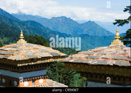 Website von 108 Chörten Baujahr 2005 zum Gedenken an einen Kampf gegen militante, Dochu La Pass (3140 m), Bhutan, Asien Stockfoto