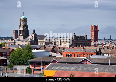 Ansichten von St. Marys Turm Birkenhead The Liverpool Waterfront und Cammel Gutsherren Schiffbau. Stockfoto