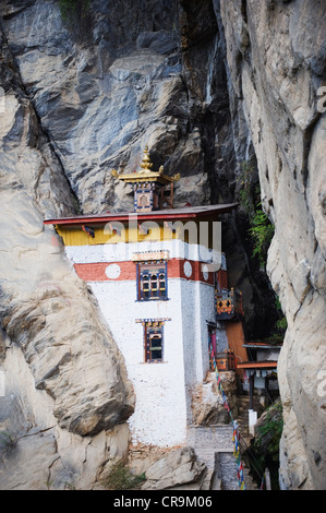 Steinhaus in der Felswand bei Tiger Nest, Taktshang Goemba, Paro-Tal, Bhutan, Asien Stockfoto