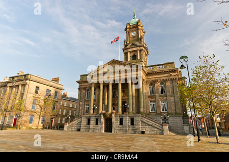 Hamilton Square in Birkenhead, Wirral, England ist ein Stadtplatz von georgischen Terrassen umgeben. Stockfoto