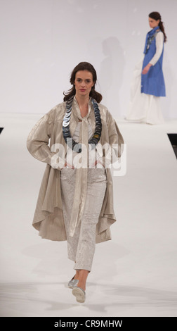 Modenschau mit Sammlung von Bryony Grant am Edinburgh College of Art. Graduate Fashionweek 2012 im Londoner Earls Court. Stockfoto