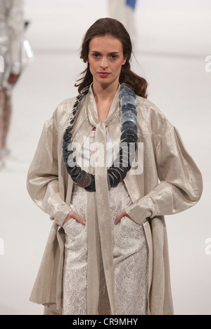 Modenschau mit Sammlung von Bryony Grant am Edinburgh College of Art. Graduate Fashionweek 2012 im Londoner Earls Court. Stockfoto