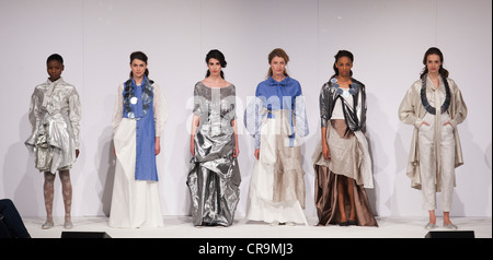 Modenschau mit Sammlung von Bryony Grant am Edinburgh College of Art. Graduate Fashionweek 2012 im Londoner Earls Court. Stockfoto