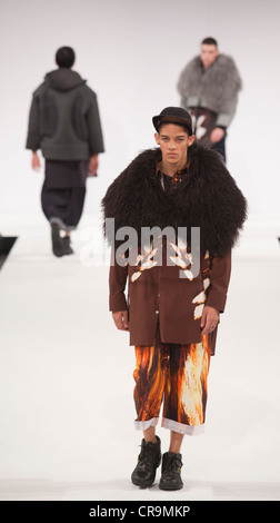 Modenschau mit Sammlung von Riona Horrox Edinburgh College of Art. Graduate Fashionweek 2012 im Londoner Earls Court. Stockfoto