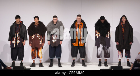 Modenschau mit Sammlung von Riona Horrox Edinburgh College of Art. Graduate Fashionweek 2012 im Londoner Earls Court. Stockfoto