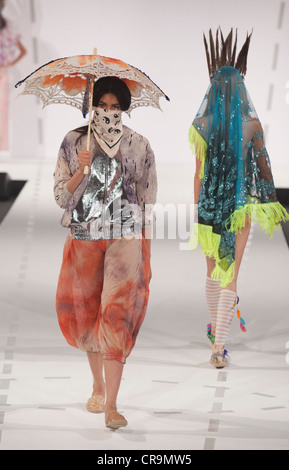 Graduate Fashionweek 2012 Kollektion von Sophie Smith von der University of Salford, Manchester Stockfoto