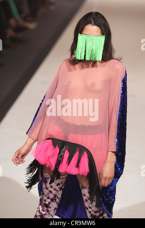 Graduate Fashionweek 2012 Kollektion von Sophie Smith von der University of Salford, Manchester Stockfoto