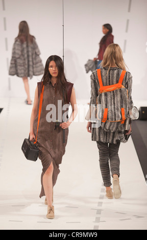 Graduate Fashionweek 2012 Kollektion von Georgina Norbury der University of Salford, Manchester Stockfoto