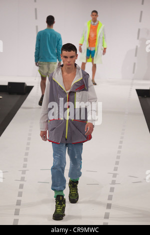 Graduate Fashionweek 2012 Kollektion von James Greig der University of Salford, Manchester Stockfoto