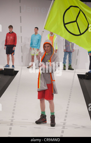 Graduate Fashionweek 2012 Kollektion von James Greig der University of Salford, Manchester Stockfoto