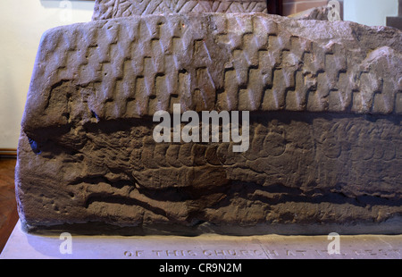 "Der Krieger Grab". Detail der Viking Hogback Grabstein. Kirche der Heiligen Maria. Gosforth. Nationalpark Lake District, Cumbria. Stockfoto