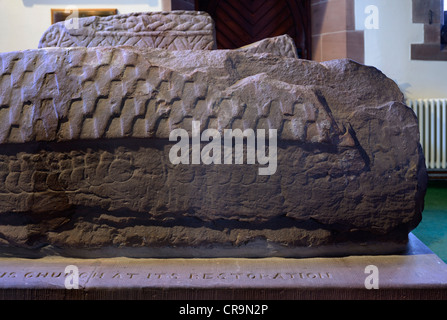 "Der Krieger Grab". Detail der Viking Hogback Grabstein. Kirche der Heiligen Maria. Gosforth. Nationalpark Lake District, Cumbria. Stockfoto