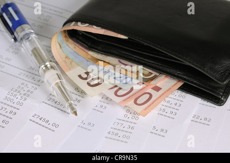 Portemonnaie mit verschiedene Banknoten und Stift auf banking Bericht Stockfoto